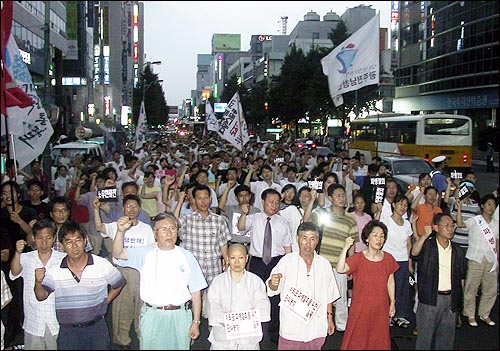 이라크 추가 파병이 단행된 3일 오후 7시 시민 학생등 500여명이 광주 금남로에서 파병강행을 규탄하는  집회를 갖고 있다. 